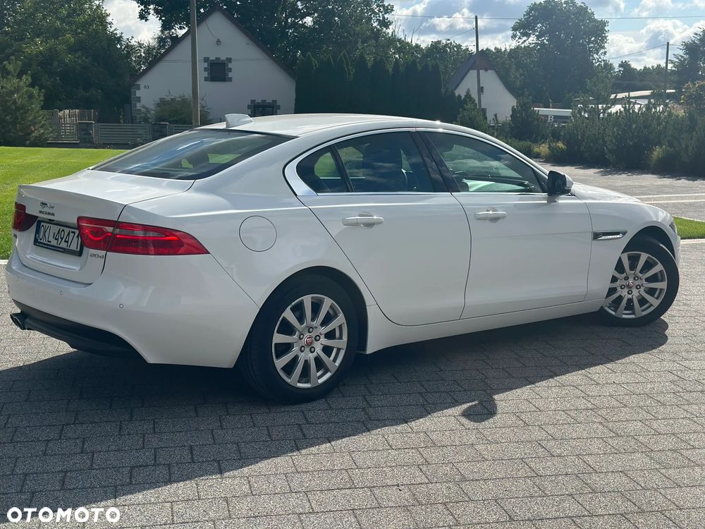 Jaguar XE 2.0 D Prestige - 8