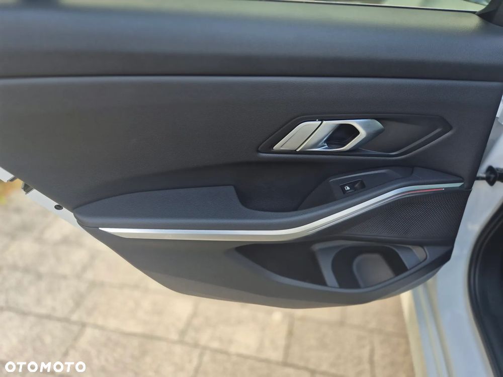 BMW Seria 3 320d MHEV Luxury Line - 30