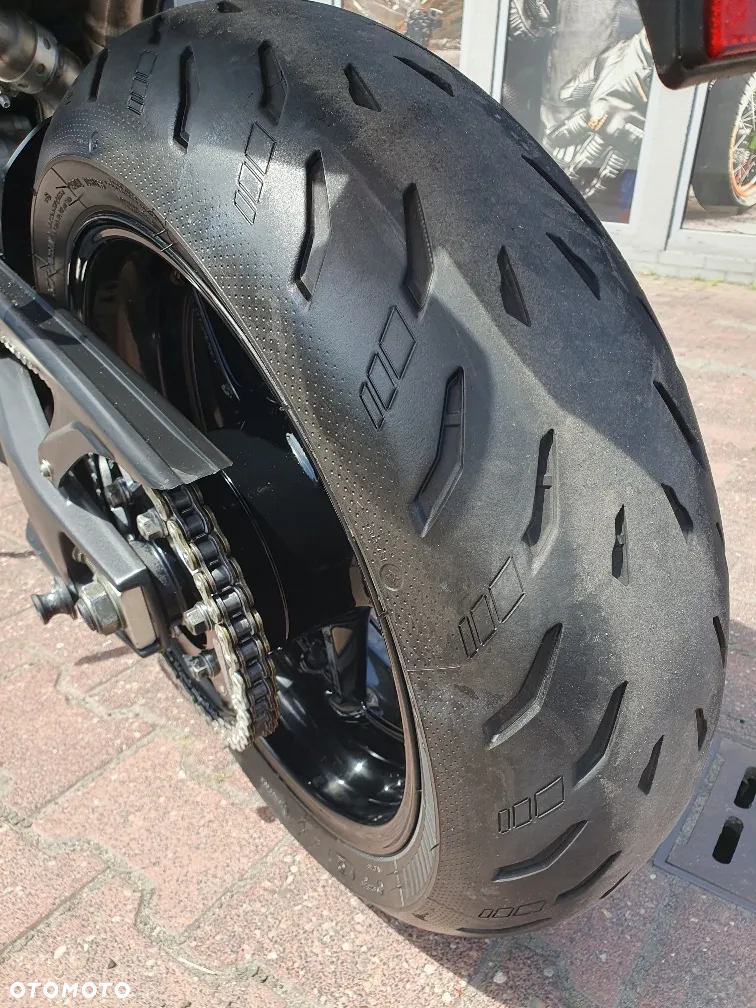 Yamaha R1 - 4