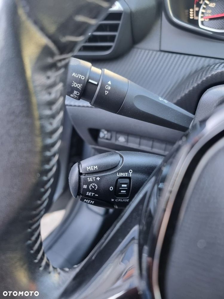 Peugeot 208 - 32