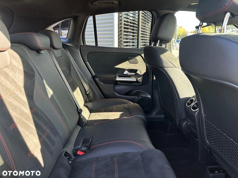 Mercedes-Benz GLA - 13