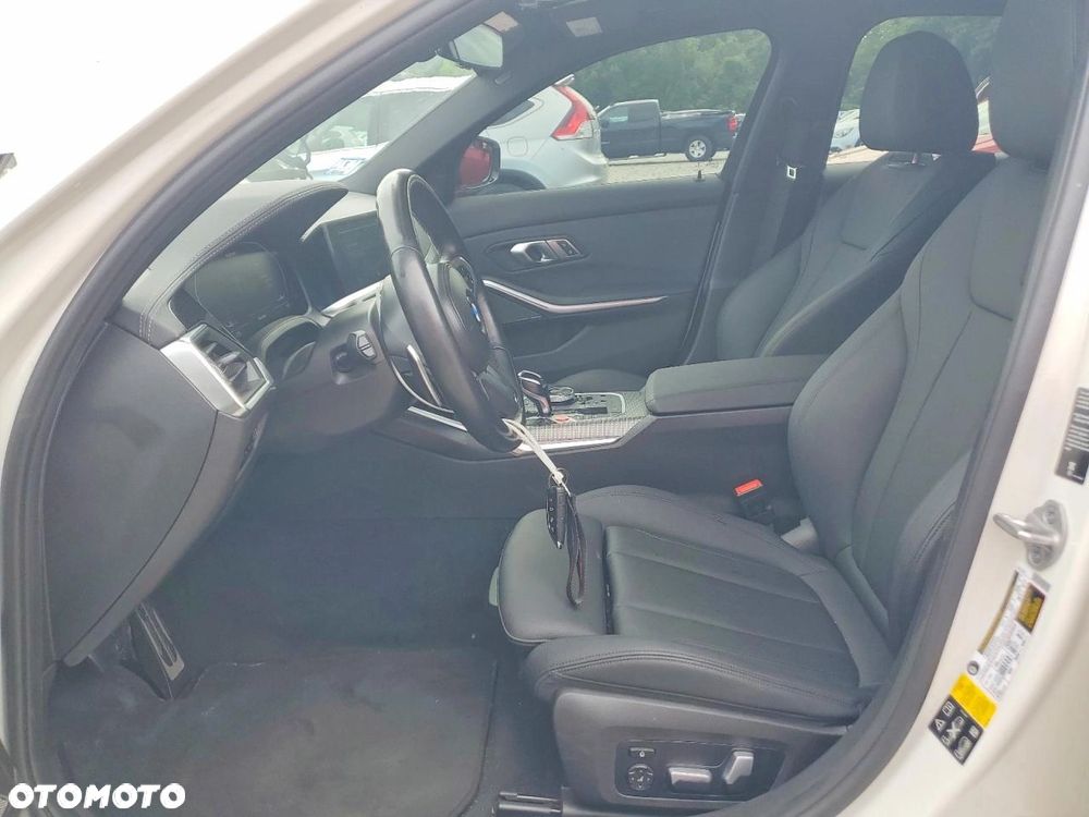 BMW Seria 3 330i M Sport - 8