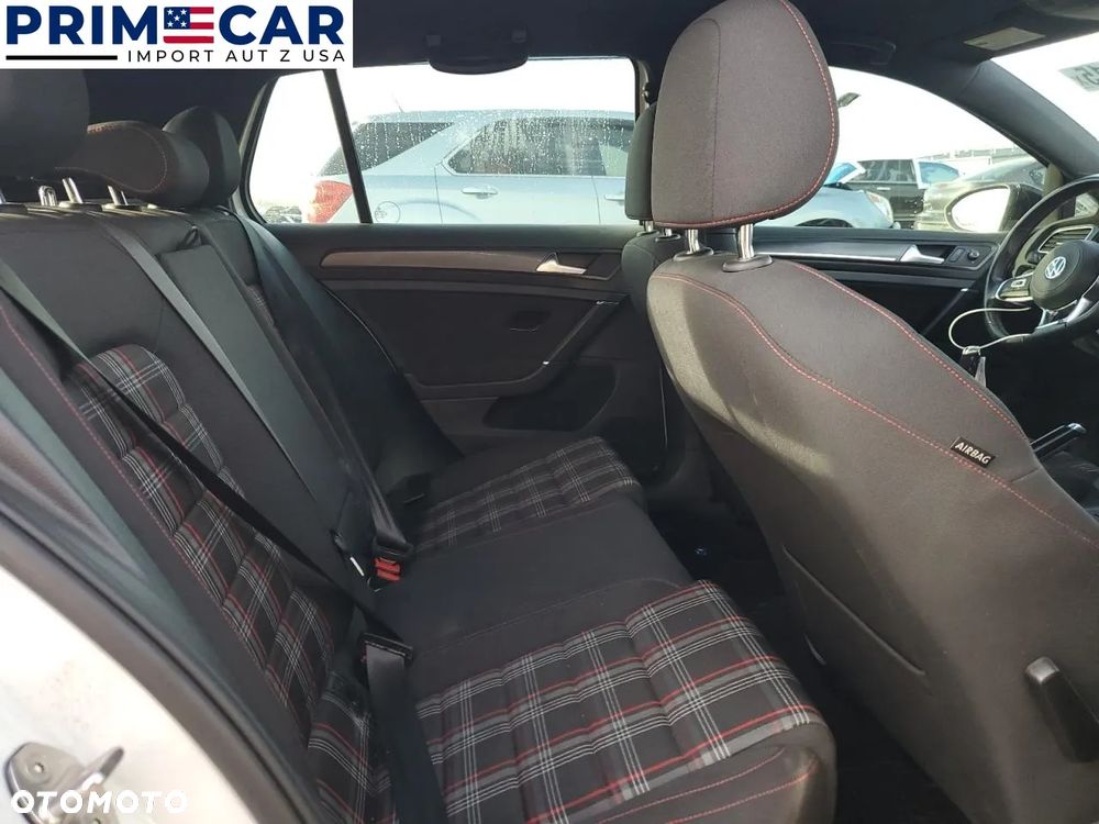 Volkswagen Golf - 10