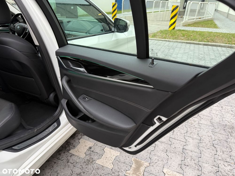 BMW Seria 5 530e iPerformance xDrive Sport Line sport - 24