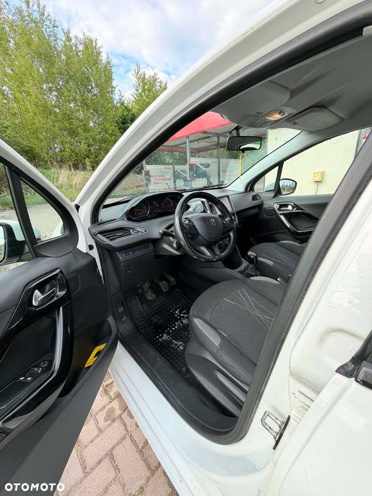 Peugeot 208 - 6
