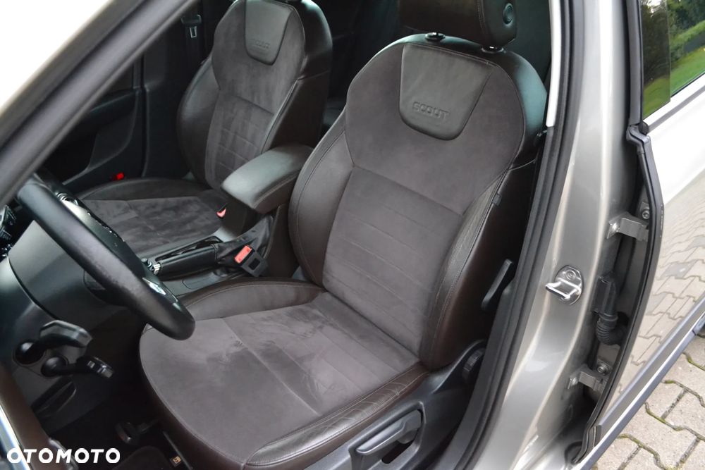 Skoda Octavia Combi 2.0 TDI 4x4 DSG Scout - 28