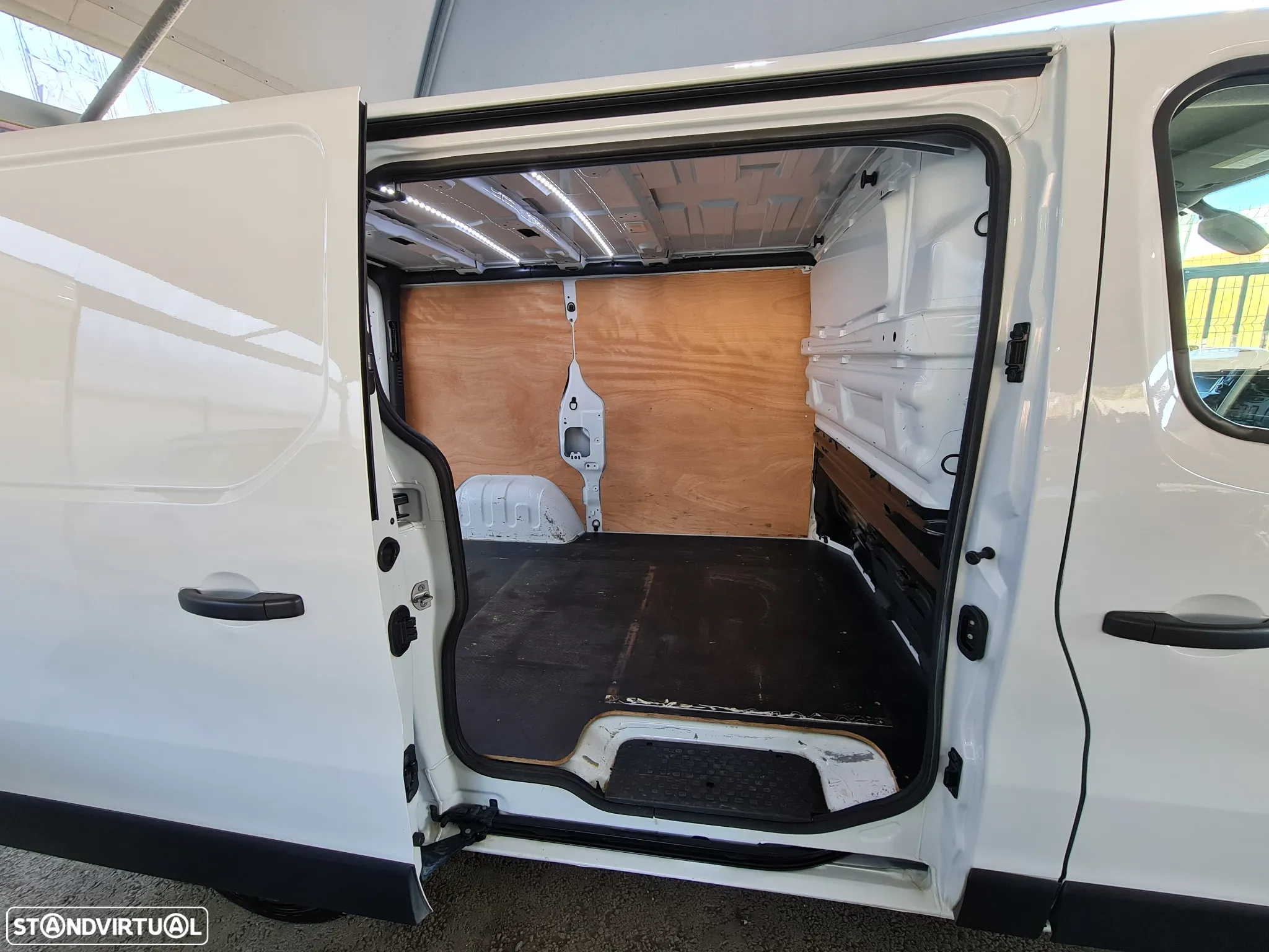 Renault TRAFIC 2.0 Dci 120CV * Câmera/ GPS/ AC/ IVA DEDUTÍVEL * - 16
