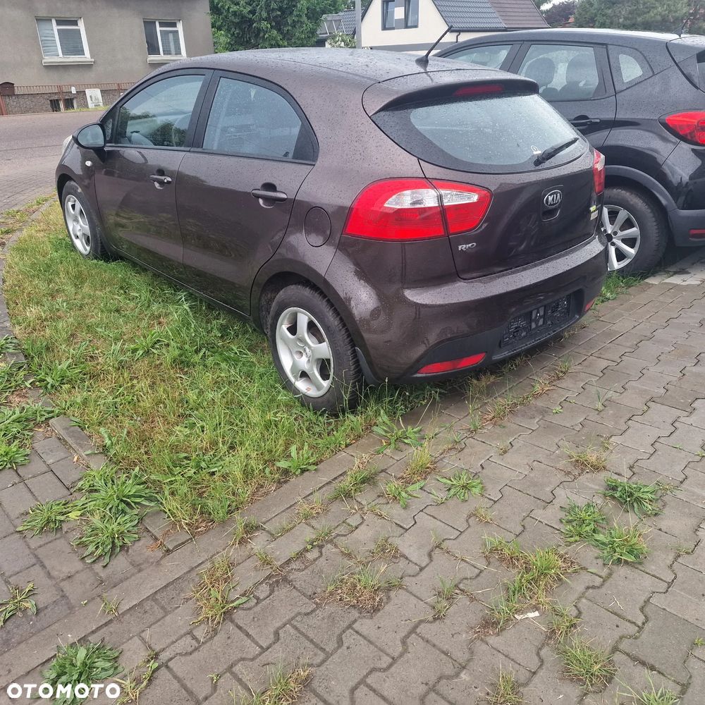 Kia Rio - 4