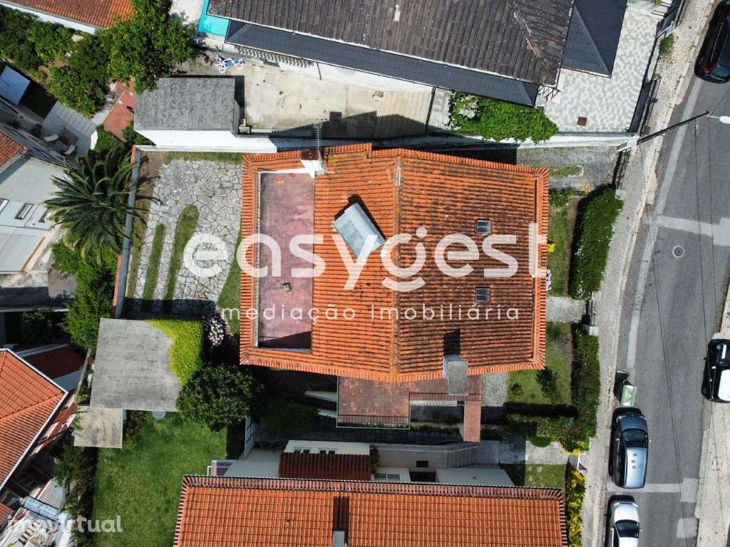 Moradia localizada em zona residencial junto à Avenida Dias da Silva - Grande imagem: 4/23