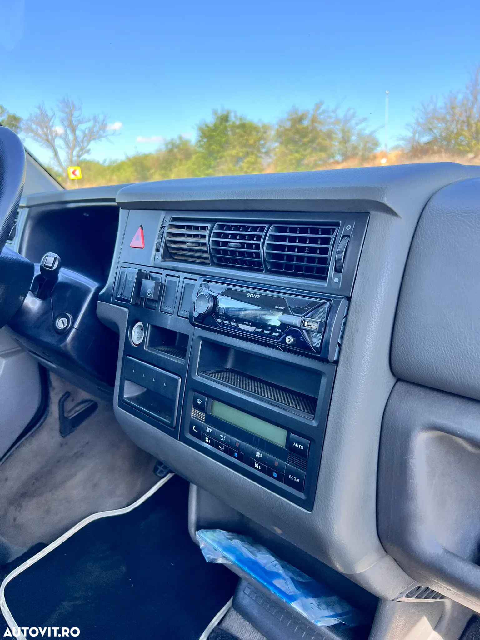 Volkswagen Caravelle - 5
