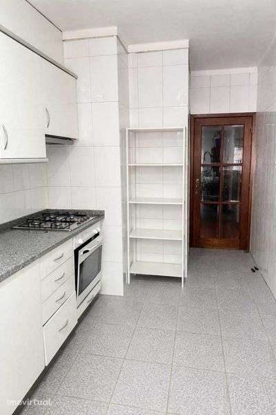 Arrenda-se T3 , com garagem - Grande imagem: 2/11