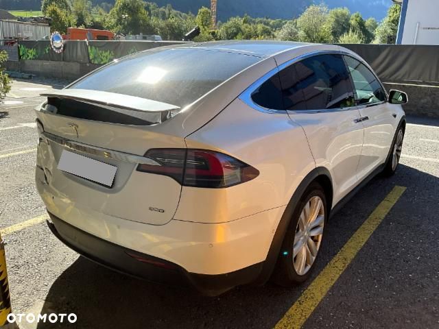 Tesla Model X - 4