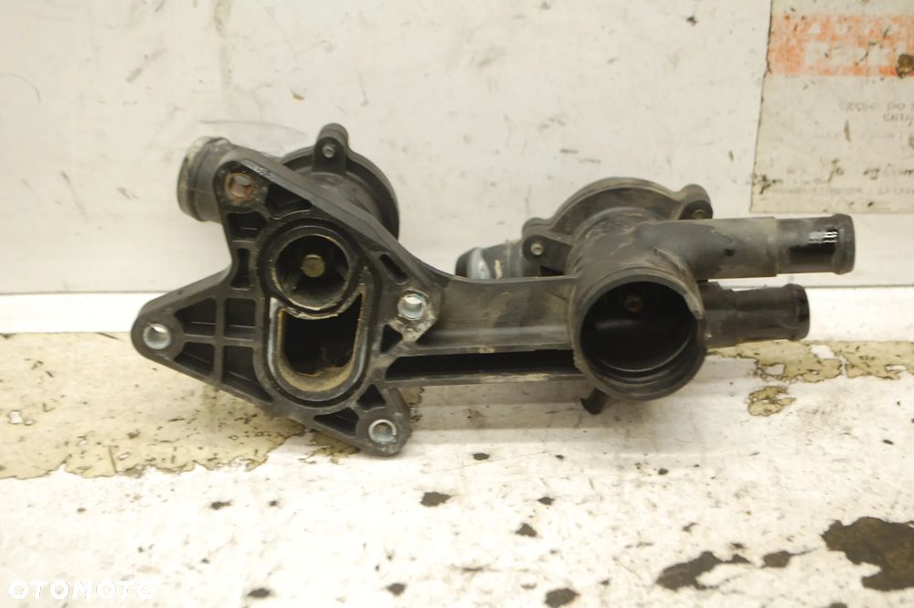 OBUDOWA TERMOSTATU 03C121111H VW GOLF V 1.6 FSI AUDI A3 8P - 2