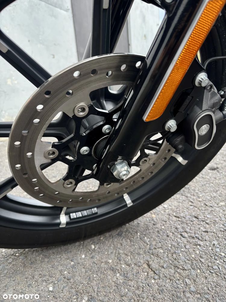 Harley-Davidson Sportster Iron 883 - 20