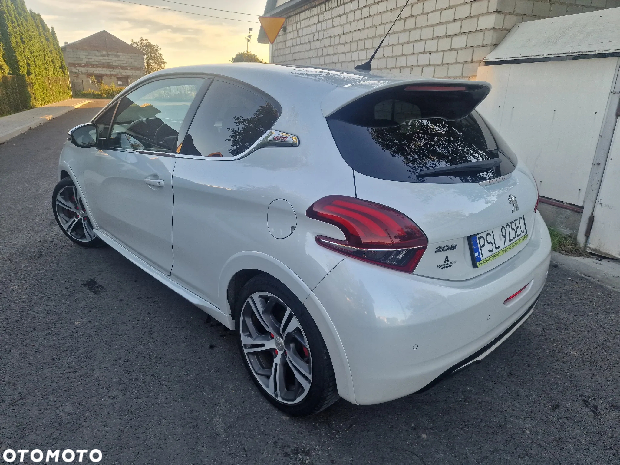 Peugeot 208 THP STOP & START GTi by Sport - 10