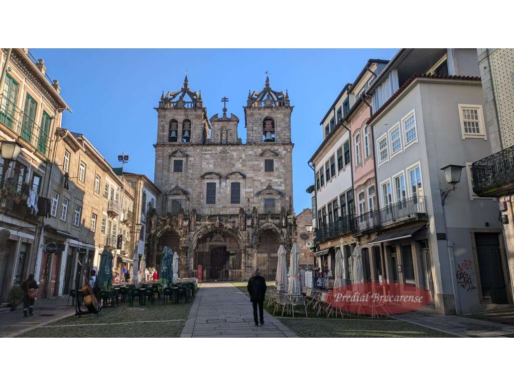 Prédio junto a Sé De Braga. - Grande imagem: 2/11