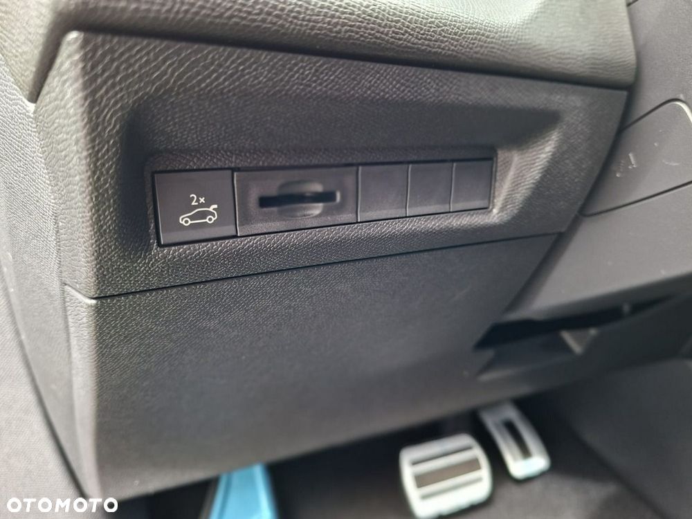 Peugeot 408 HYBRID 145 e-DSC6 GT - 29