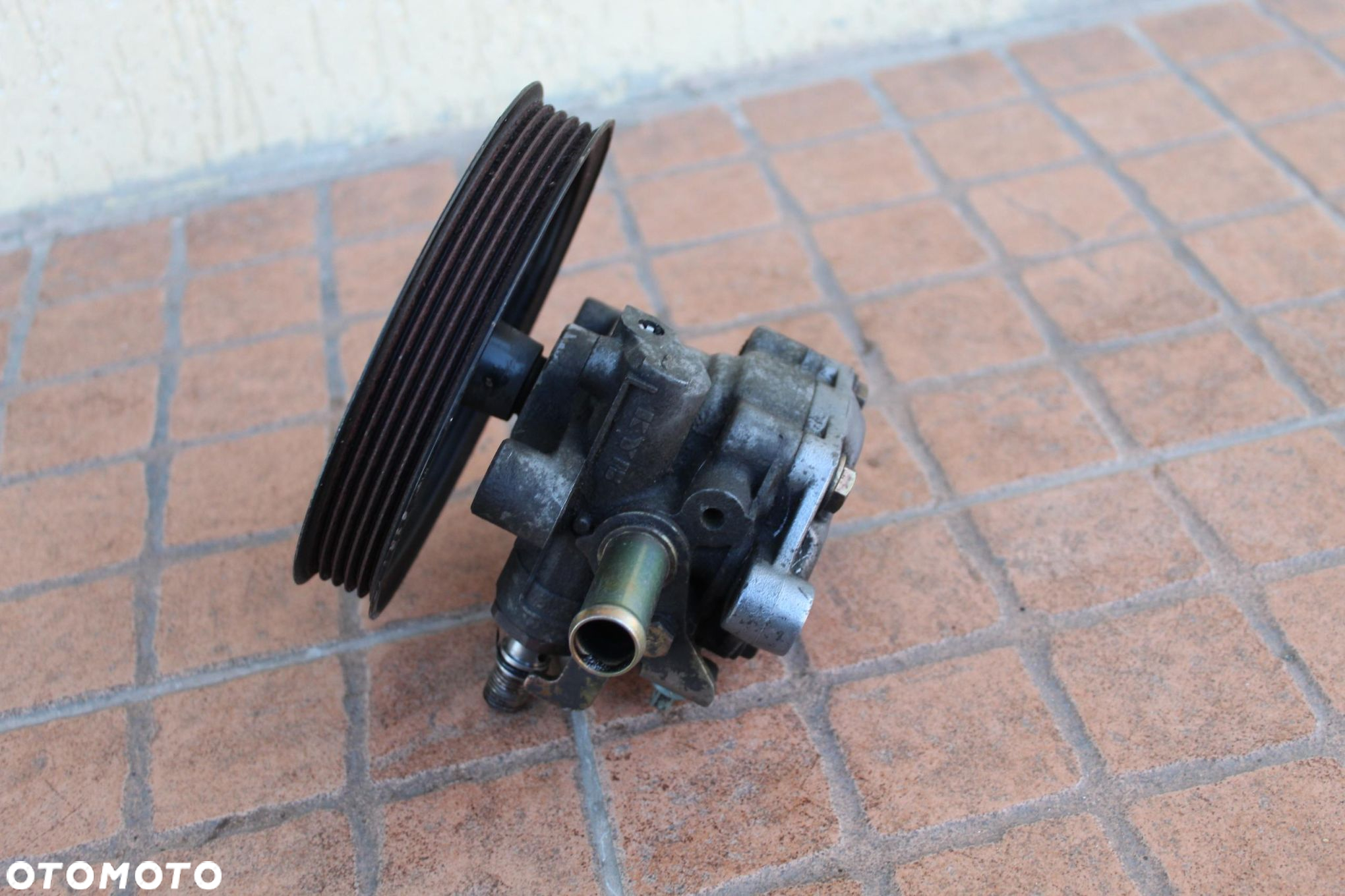 POMPA WSPOMAGANIA MITSUBISHI CARISMA 1.8 - 2