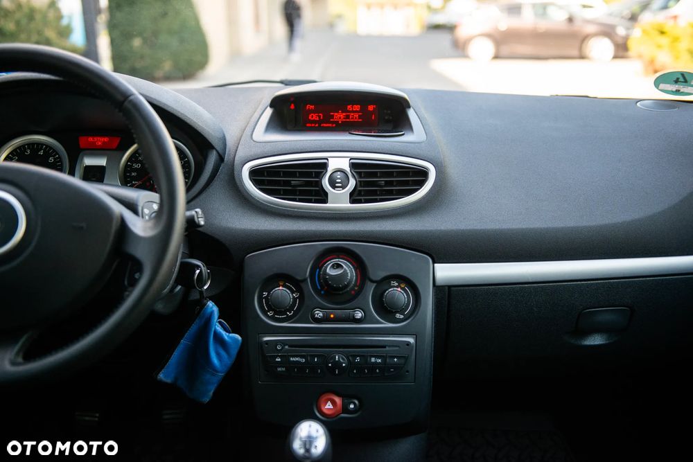 Renault Clio 1.2 16V Confort Authentique - 28