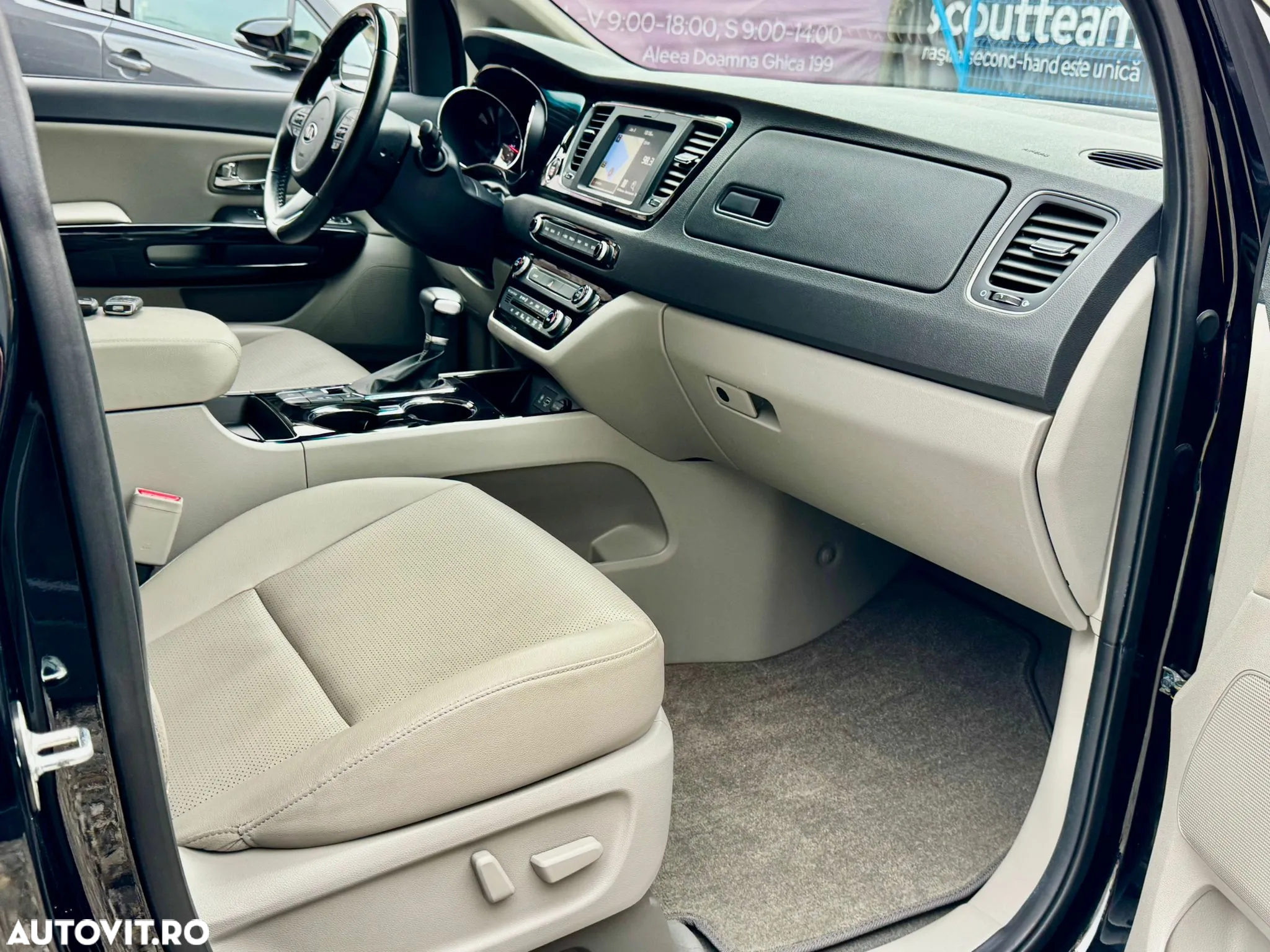 Kia Carnival - 11
