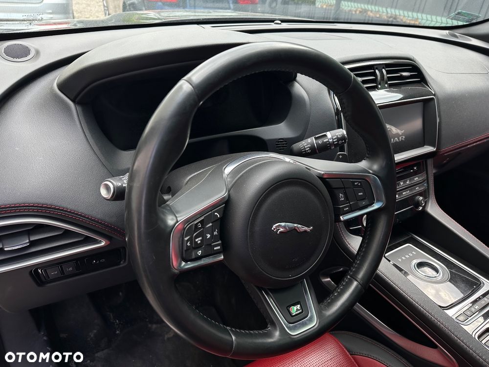 Jaguar F-Pace - 8