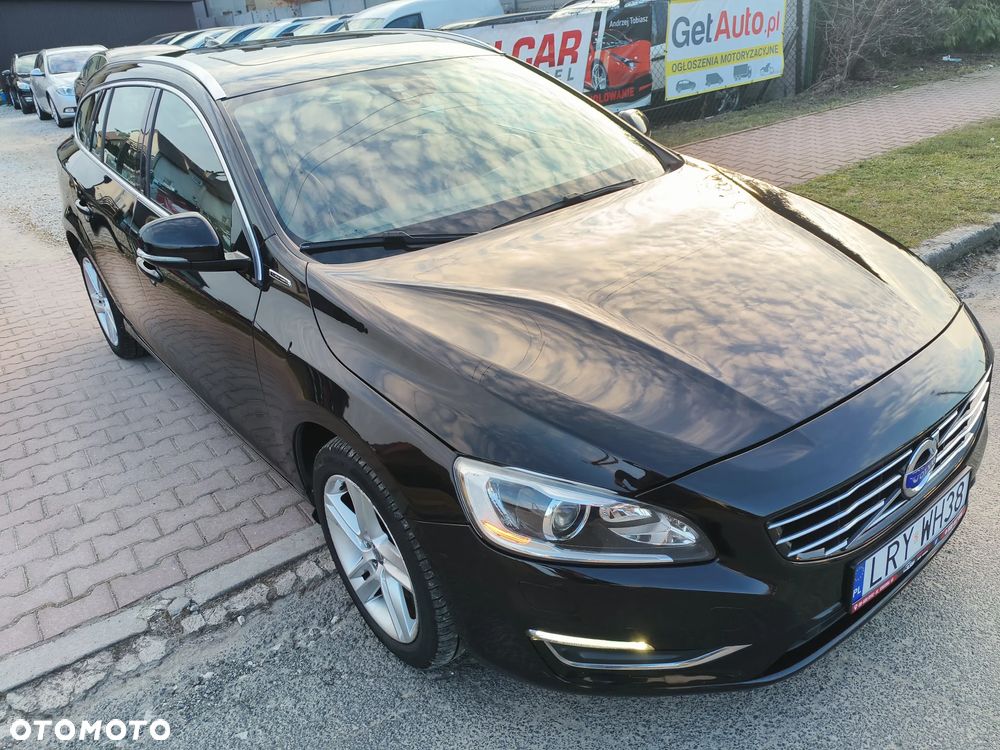 Volvo V60 D6 AWD Plug-in Hybrid R-Design Momentum - 37