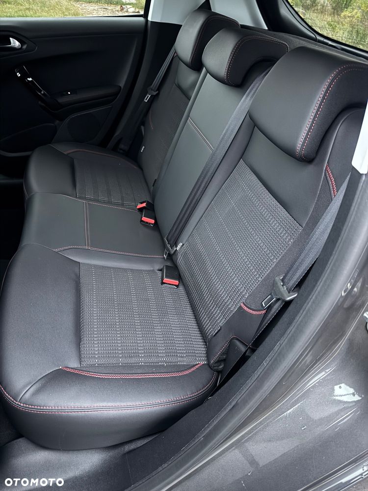 Peugeot 208 - 18