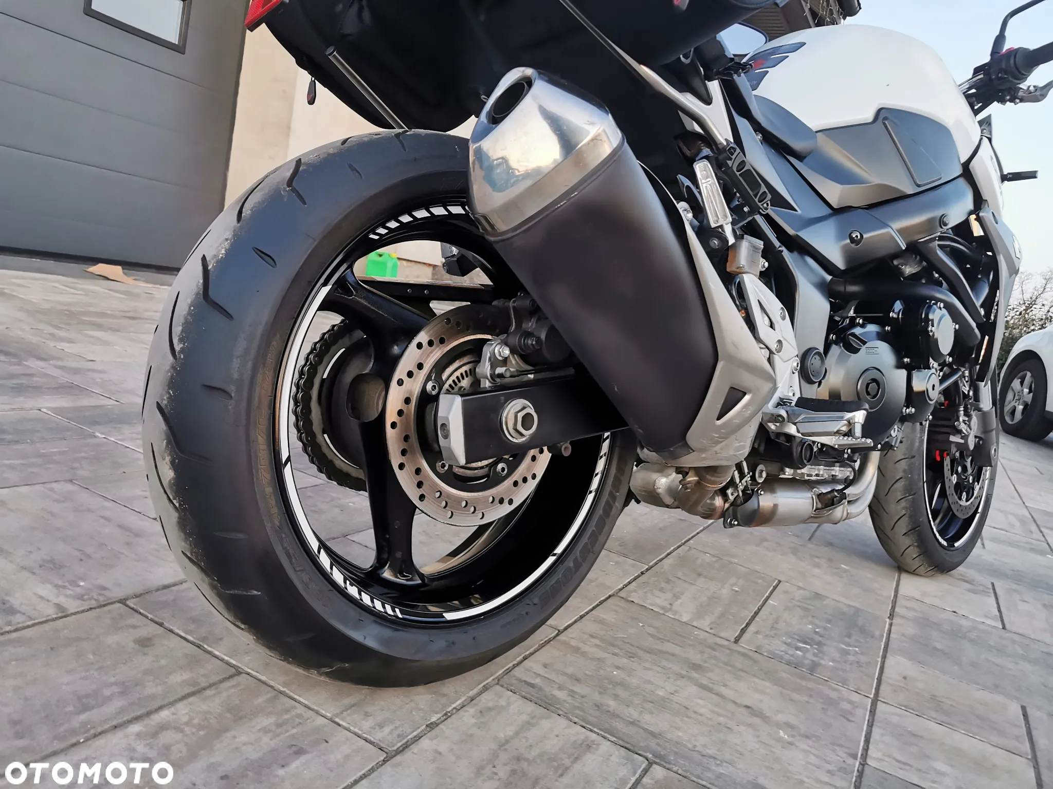 Suzuki GSR - 19