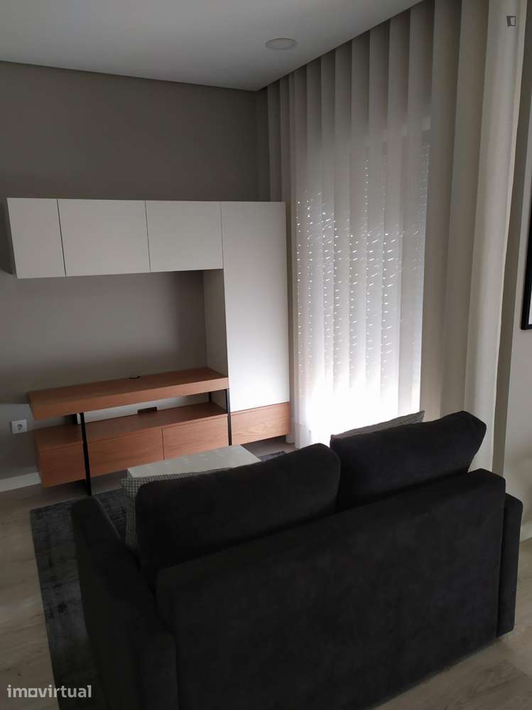 Apartamento com 1 quartos - localizado em Paranhos Porto - Grande imagem: 2/10
