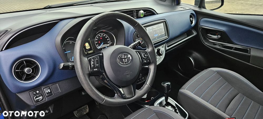 Toyota Yaris Hybrid 100 Selection Platinum - 11