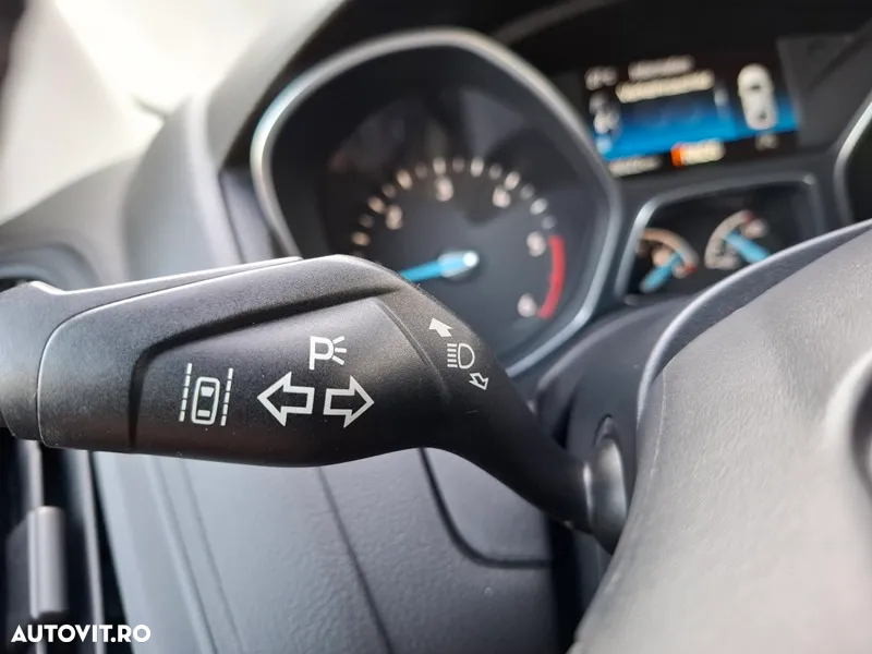 Ford Focus 2.0 TDCI Powershift Titanium - 23