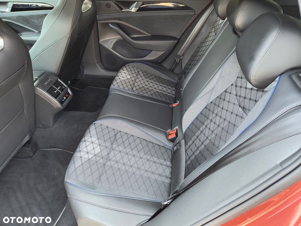 Volkswagen Passat Variant 2.0 TDI SCR R-Line DSG - 23