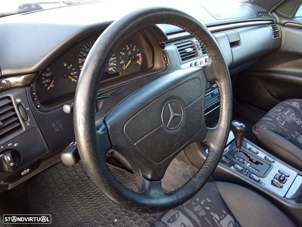 Mercedes-Benz E 300 TD Classic - 16