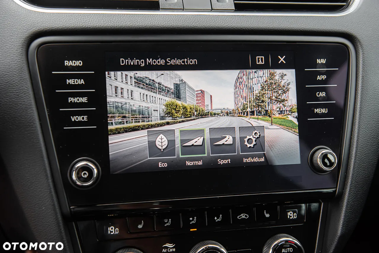 Skoda Octavia Combi 2.0 TDI DSG RS - 24