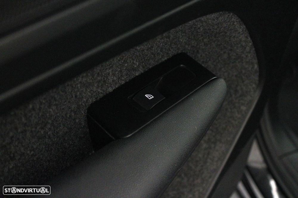Volvo XC 40 1.5 T2 Momentum Core — fotografia 31