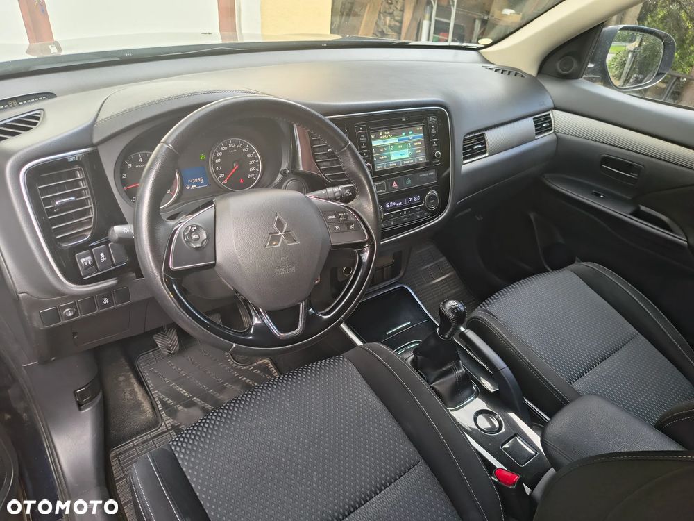 Mitsubishi Outlander 2.0 Invite + 2WD - 16