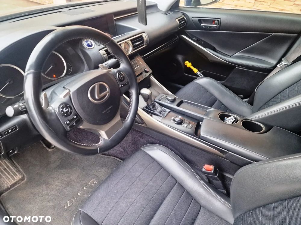 Lexus IS 300h Elegance - 12