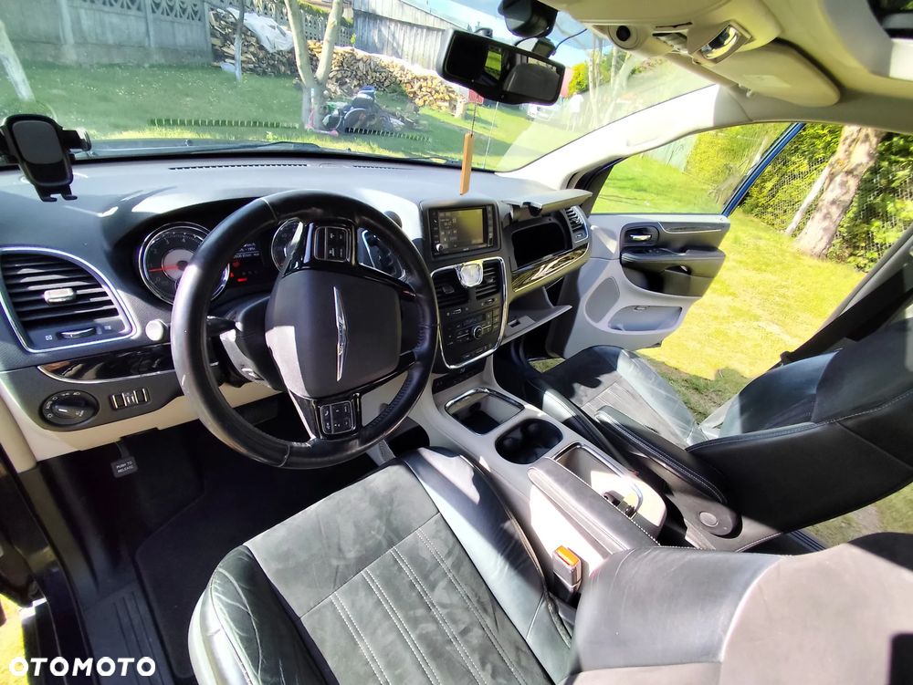 Chrysler Town & Country 3.6 Limited - 9
