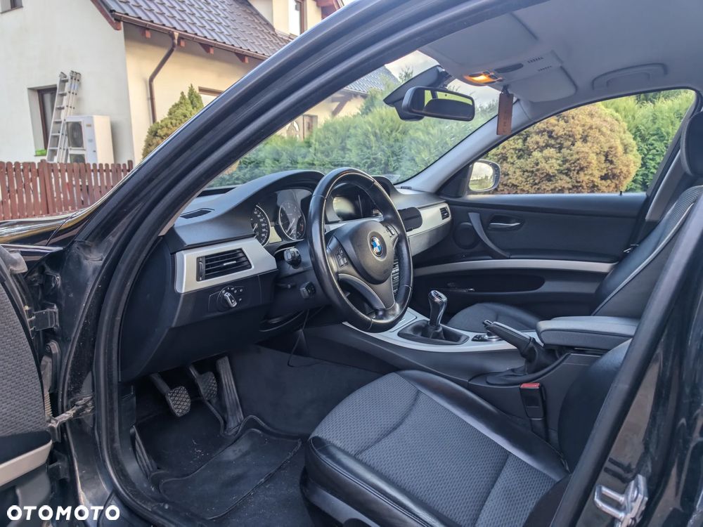 BMW Seria 3 320i Touring - 14