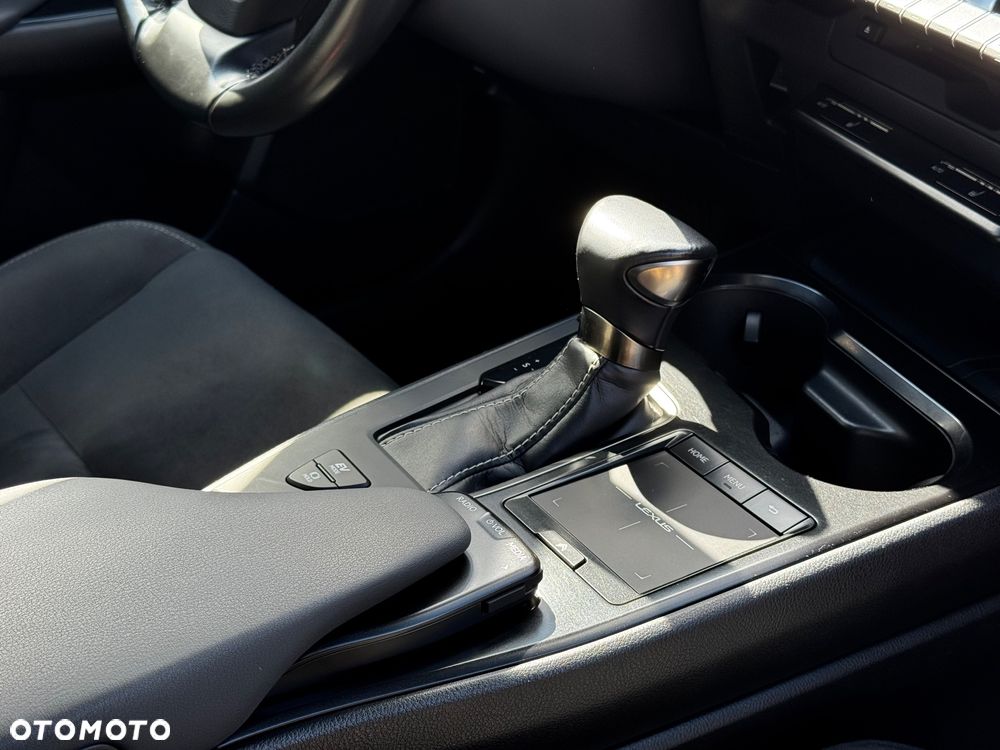 Lexus UX - 24