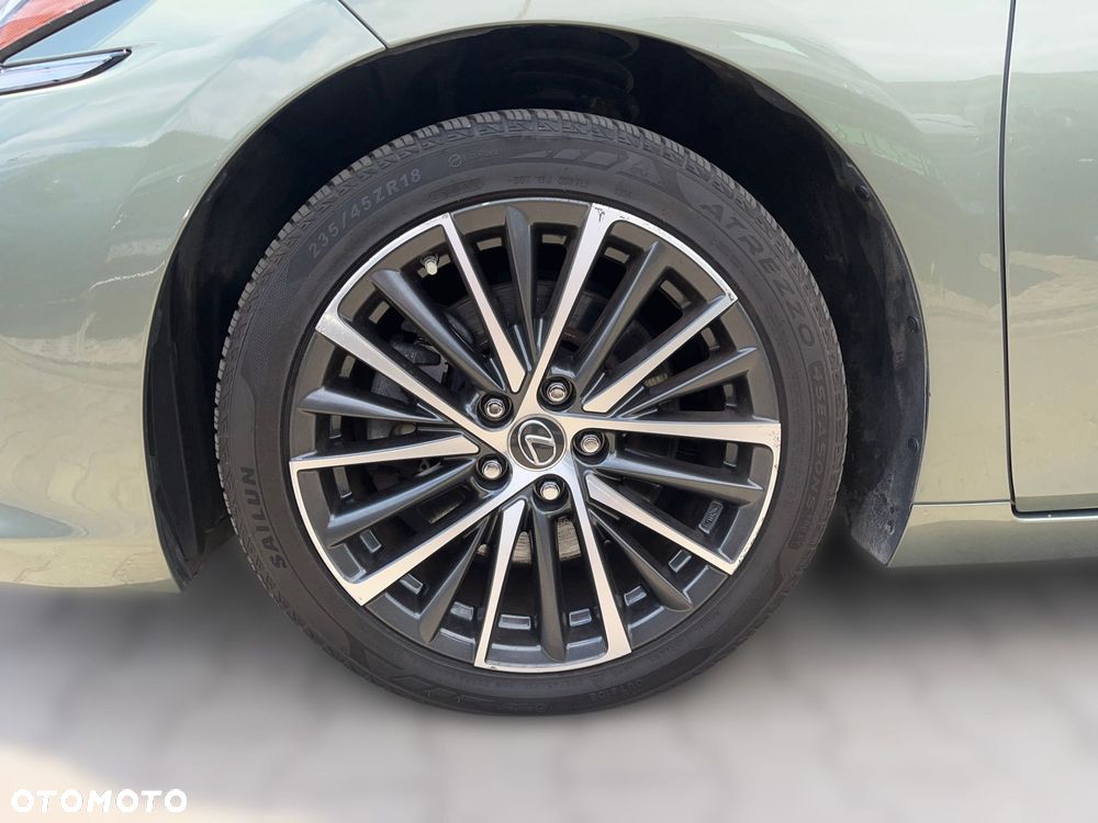 Lexus ES 300h Business Edition - 11