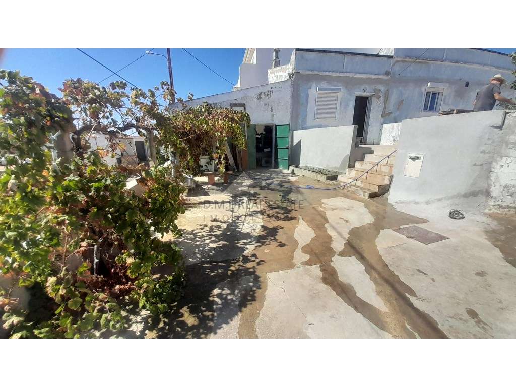 Casa Térrea T2 com Pátios Exteriores, Garagem, Terraço e Pequena Ho... - Grande imagem: 3/44