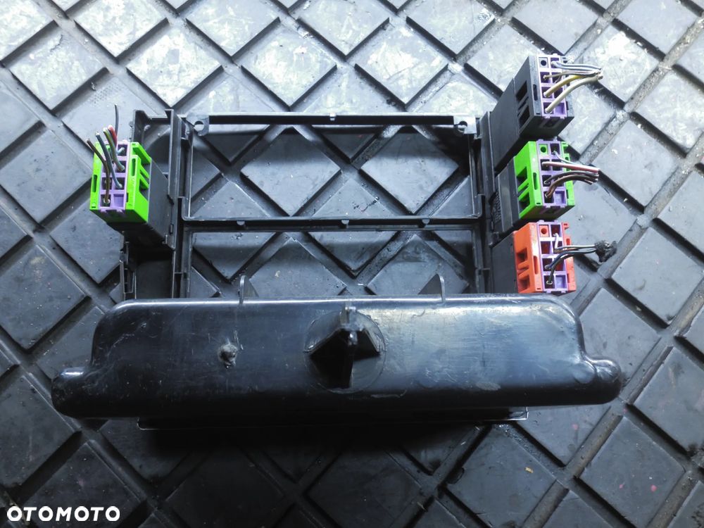 Ramka konsoli radia deski rozdzielczej środkowa VW Passat B5 3B0858069k - 2