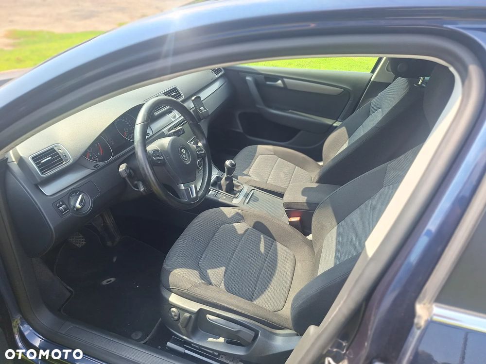 Volkswagen Passat 2.0 TDI DPF BlueMotion Technology Comfortline - 9