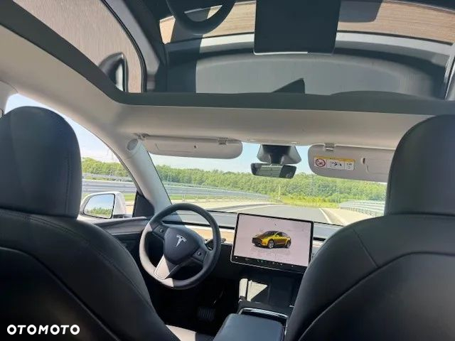 Tesla Y Long Range AWD - 9