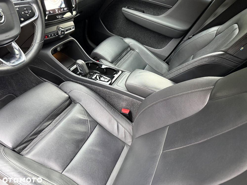 Volvo XC 40 B4 B DKG Ultra Dark - 34