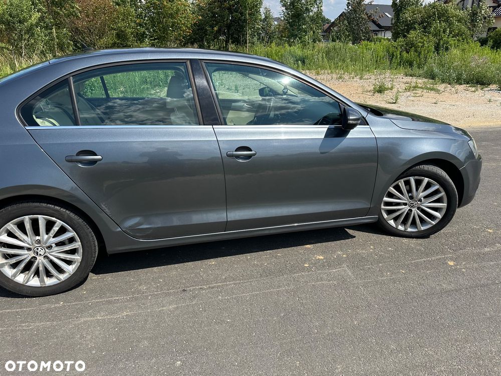 Volkswagen Jetta 2.0 TDI Highline - 11