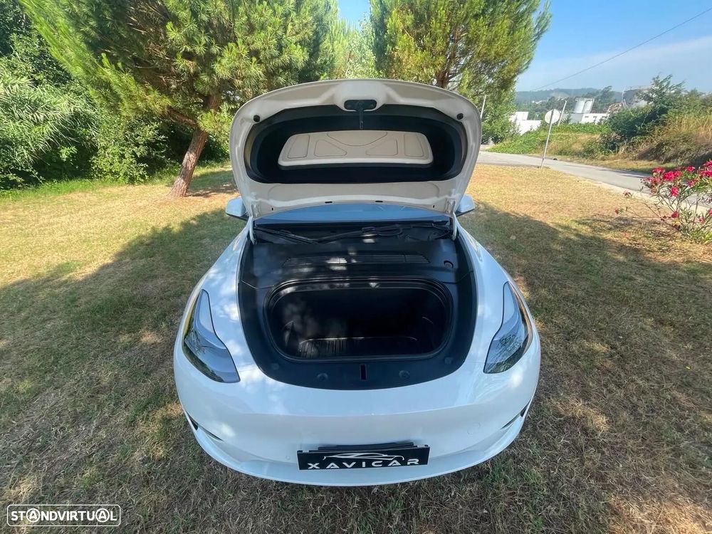 Tesla Model Y Long Range Dual Motor AWD — fotografia 22