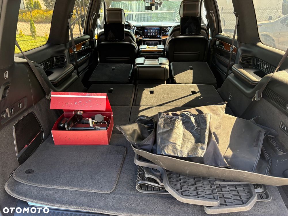 Jeep Grand Wagoneer - 27