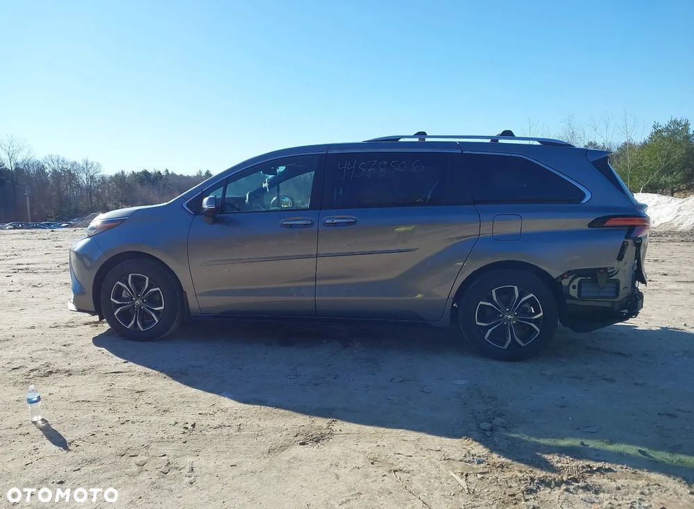 Toyota Sienna - 4